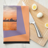 Zonsondergang boven een kuststad - Kunst handdoek (Quarter Fold)
