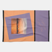 Zonsondergang boven een kuststad - Kunst handdoek (Horizontaal)