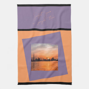 Zonsondergang boven een kuststad - Kunst handdoek
