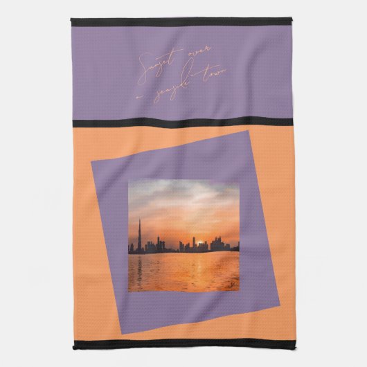 Zonsondergang boven een kuststad - Kunst handdoek (Verticaal)