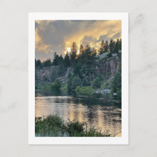 Zonsondergang boven een rivier briefkaart