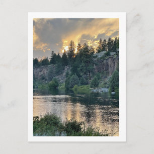 Zonsondergang boven een rivier briefkaart