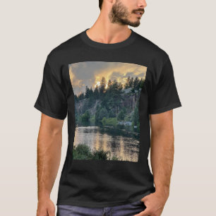 Zonsondergang boven een rivier t-shirt