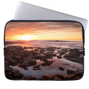 Zonsondergang boven getijdenpoelen laptop sleeve