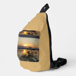 Zonsondergang boven het Balatonmeer, Hongarije. Sling Bag