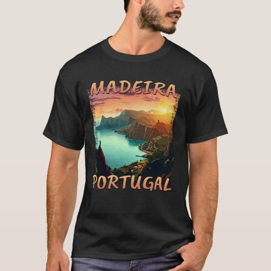 Zonsondergang boven Madeira, Portugal in grunge st T-shirt (Voorkant)