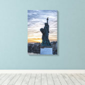 Zonsondergang boven replica van het Liberty-standb Canvas Afdruk (Insitu (Houten vloer))
