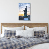 Zonsondergang boven replica van het Liberty-standb Canvas Afdruk (Insitu (Slaapkamer))