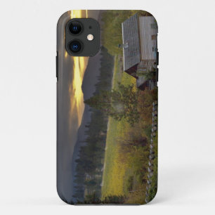 Zonsondergang hemel boven wijngaarden en historisc iPhone 11 hoesje