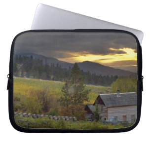 Zonsondergang hemel boven wijngaarden en historisc laptop sleeve