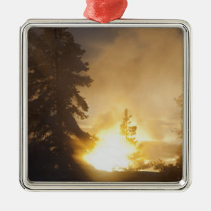 Zonsondergang kleurt de stoom boven Leather Pool i Metalen Ornament