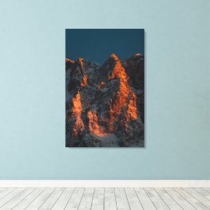 Zonsondergang licht op majestueuze bergen canvas afdruk