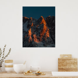 Zonsondergang licht op majestueuze bergen poster