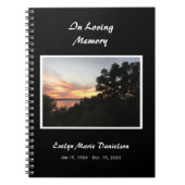 Zonsondergang met boom gedenkteken of begrafenis g notitieboek (Voorkant)