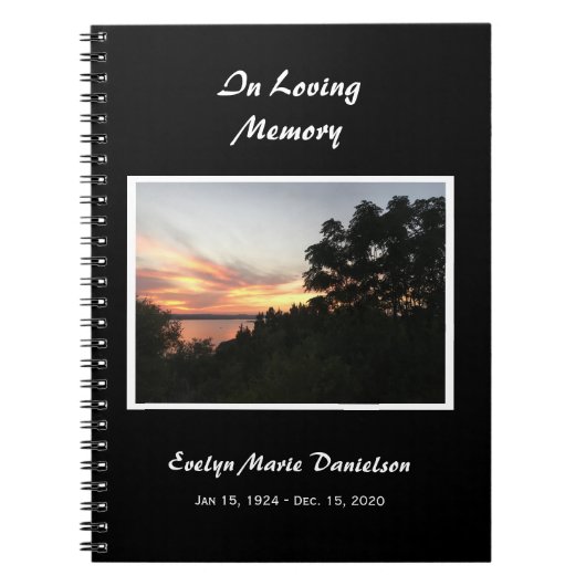 Zonsondergang met boom gedenkteken of begrafenis g notitieboek (Voorkant)