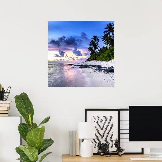 Zonsondergang met palmbomen en rotsachtig strand poster (Thuiskantoor)