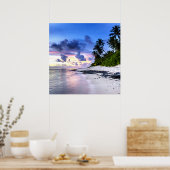 Zonsondergang met palmbomen en rotsachtig strand poster (Keuken)