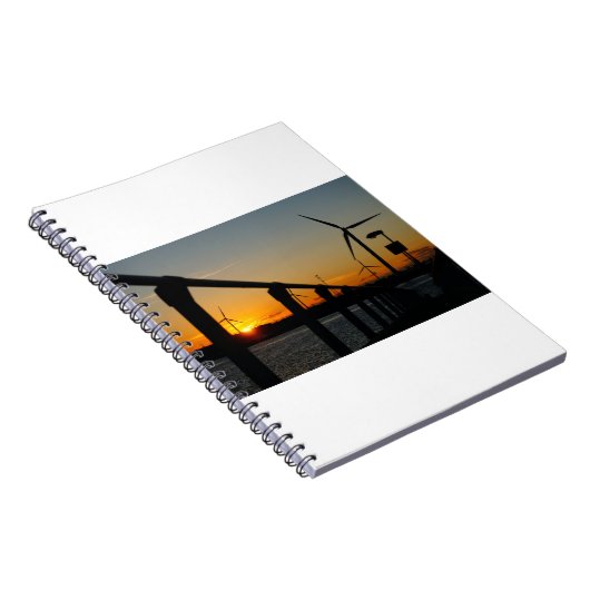 Zonsondergang met windmolen aan waterkant. notitieboek (Rechterzijde)