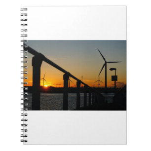 Zonsondergang met windmolen aan waterkant. notitieboek