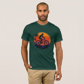 Zonsondergang Mountain Biker Retro Kunst T-shirt (Voorkant volledig)