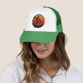 Zonsondergang Mountain Biker Retro Kunst Trucker Pet (In situ)