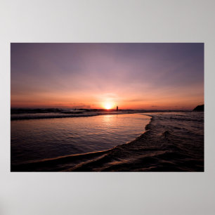 Zonsondergang op het strand is donker licht en wee poster
