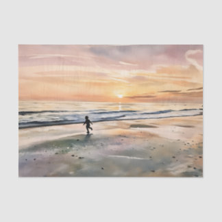 Zonsondergang op het strand kind speelt met tissue tissuepapier