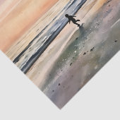 Zonsondergang op het strand kind speelt met tissue tissuepapier (Detail)