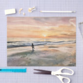 Zonsondergang op het strand kind speelt met tissue tissuepapier (Craft)