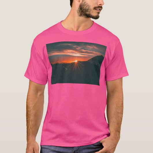 Zonsondergang over actieve bergen t-shirt (Voorkant)