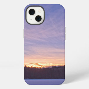 Zonsondergang over besneeuwd wintermeer en bomen iPhone 13 hoesje