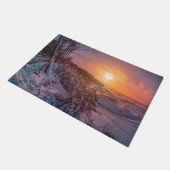 Zonsondergang over besneeuwde zee kust deurmat (Schuin)