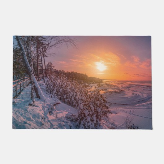 Zonsondergang over besneeuwde zee kust deurmat (Voorkant)