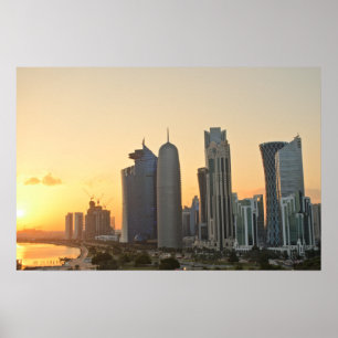 Zonsondergang over de skyline van Doha, Qatar Poster