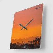 Zonsondergang over de stad vierkante klok (Hoek)