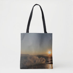 Zonsondergang over golven in de kustlijn van Kroat Tote Bag