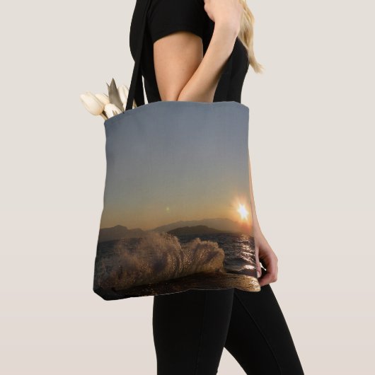 Zonsondergang over golven in de kustlijn van Kroat Tote Bag (Dichtbij)