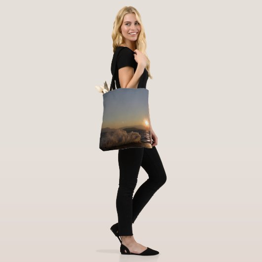 Zonsondergang over golven in de kustlijn van Kroat Tote Bag (Op model)