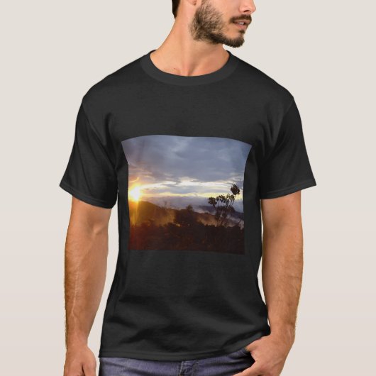 Zonsondergang over het Oerwoud en de bergen in Cos T-shirt (Voorkant)
