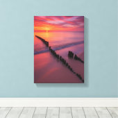 Zonsondergang over het strand met houten palen canvas afdruk (Insitu (Houten vloer))