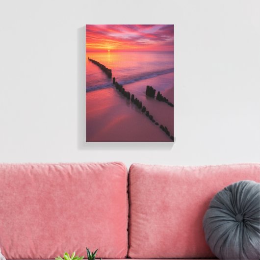 Zonsondergang over het strand met houten palen canvas afdruk (Insitu (Woonkamer))
