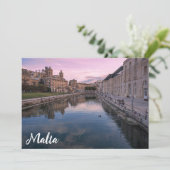 Zonsondergang over klein kanaal in Cospicua, Malta (Staand voorkant)