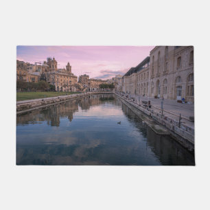 Zonsondergang over klein kanaal in Cospicua, Malta Deurmat