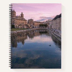 Zonsondergang over klein kanaal in Cospicua, Malta Notitieboek