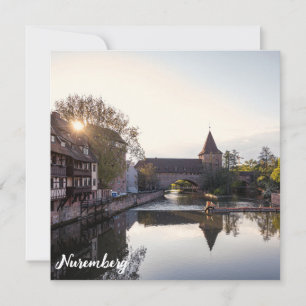 Zonsondergang over oude middeleeuwse brug in Neure