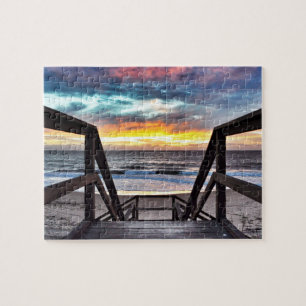 Zonsondergang strandzicht vanaf een rustiek houten legpuzzel
