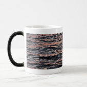 Zonsondergang weerspiegeld op golven magische mok (Links)