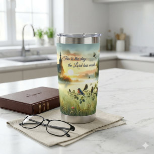 Zonsondergangskerk met vogels in nevelige weide geïsoleerde drinkbeker