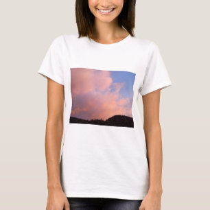 Zonsondergangslucht met roze wolken boven heuvels t-shirt