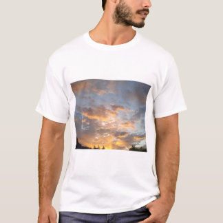 Zonsondergangslucht met warme wolken boven de hori t-shirt